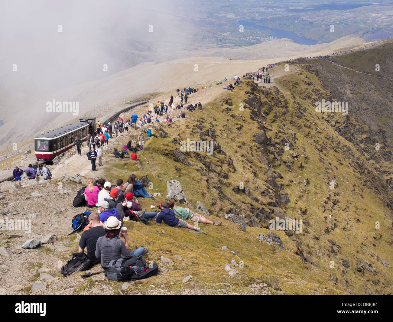 Massen von Menschen mit der Bahn auf Mt Snowdon Gipfels auf einer belebten Summer Bank Holiday Wochenende in Snowdonia National Park (Eryri). North Wales UK Großbritannien Stockfoto