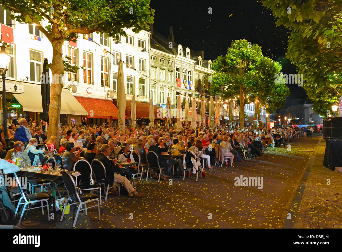 In der Straßenszene am Vrijthof Square in Maastricht City können Sie das Orchester von André Rieu beobachten, das am Sommerabend ein Musikkonzert in der EU aufführt Stockfoto