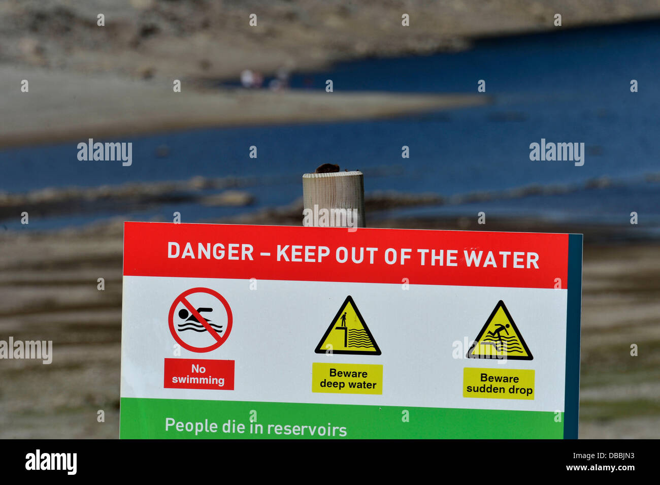 Haweswater Reservoir, Cumbria, UK. 26. Juli 2013. Ein Schild Warnung Menschen über die Gefahren des Wassers in Stauseen Haweswater Reservoir im Lake District, Cumbria. Es hat Zahl der Todesopfer auf nationaler Ebene in diesem Sommer, wo Menschen wilde wurden, Schwimmen in Seen und Flüssen: 26 Juli 2013 Credit: STUART WALKER/Alamy Live News Stockfoto