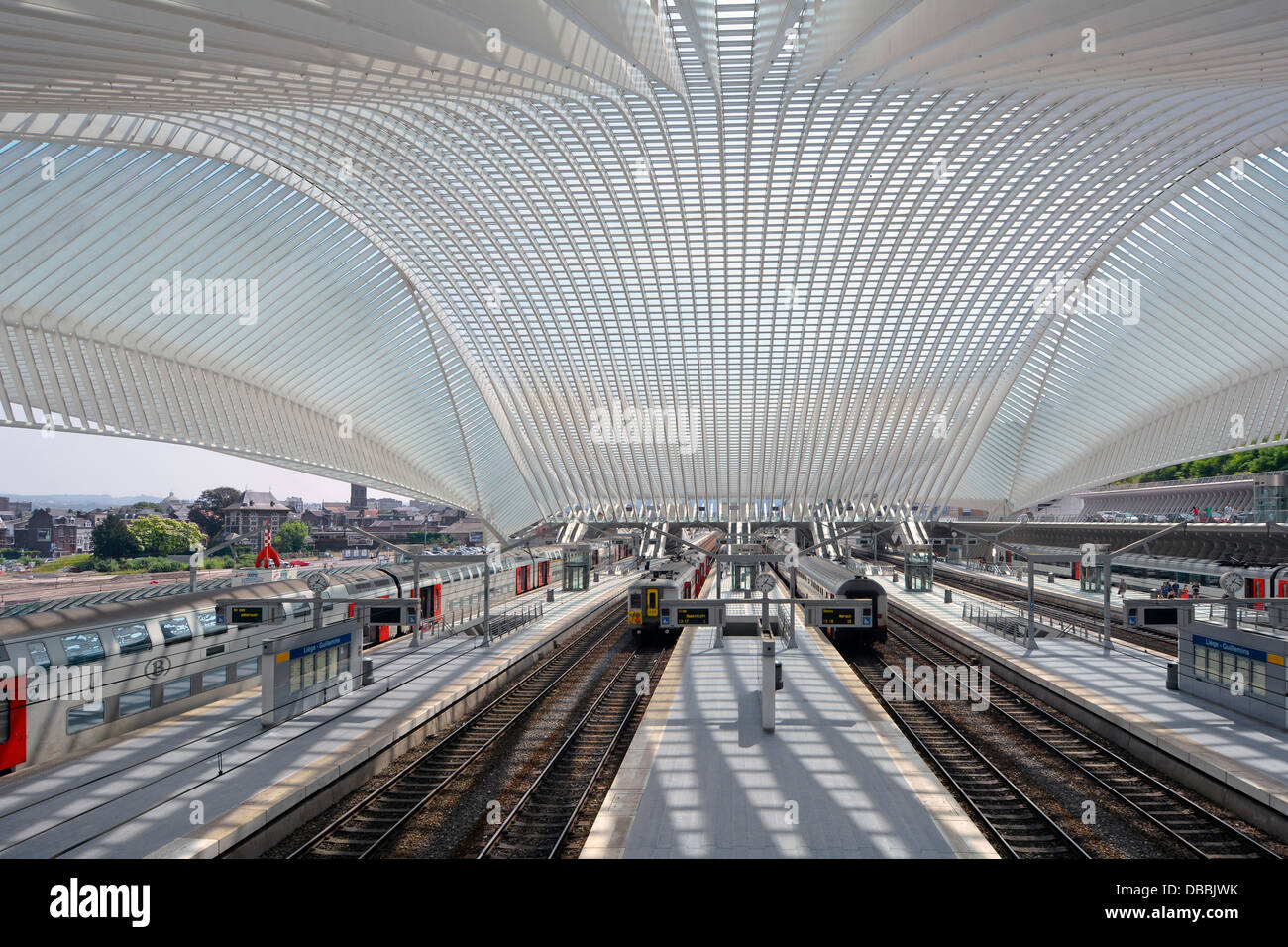 Gleise Züge Plattformen alle durch die gläserne Decke und Dach in Belgien EU-Lüttich moderne Architektur mit öffentlichen Verkehrsmitteln Bahnhof Gebäude bedeckt Stockfoto