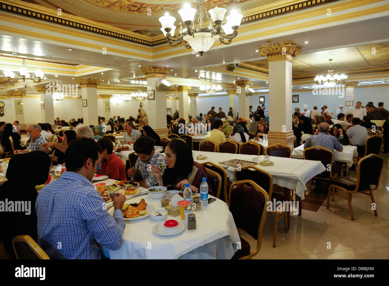 Schutzherren Essen im Hani selbst-Service-Restaurant, Teheran, Iran Stockfoto