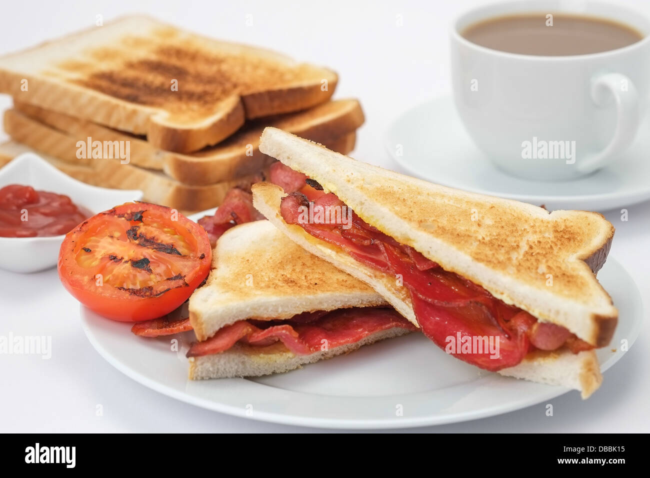 Frühstück mit Schinken-Sandwich mit Toast und eine Tasse Kaffee Stockfoto