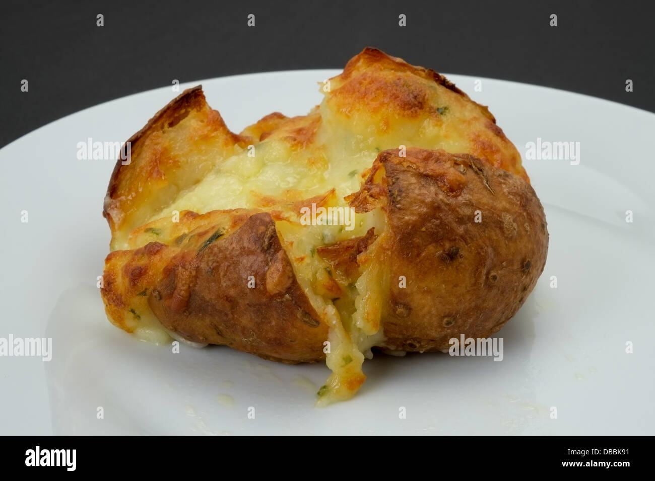 Gebackene Ofenkartoffeln gefüllt mit Käse - Studio gedreht Stockfoto