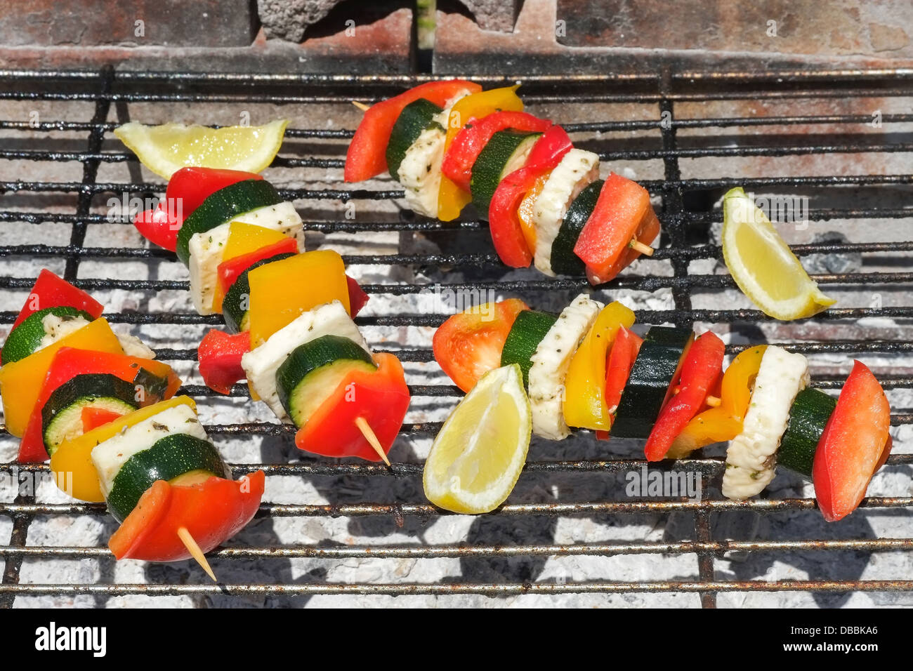 Halloumi-Käse und Gemüse Kebab-Spieße auf den Grill gelegt ...