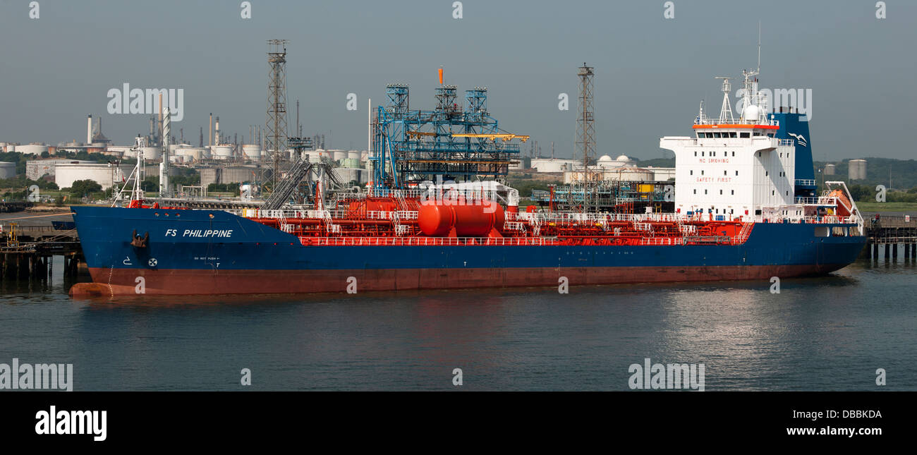 Philippinischen FS festgemacht ein Öl/Chemikalien-Tanker bei Esso Fawley Oil Terminal, Southampton Water, Southampton, Hampshire, England, UK Stockfoto