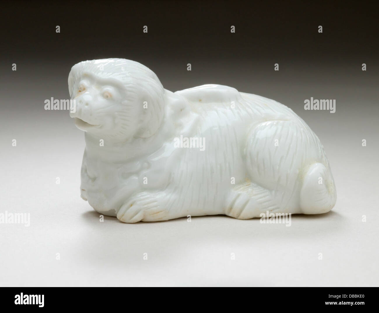 Dieser Wassertropfer in Form eines Hundes mit Rüschenkragen ist ein schönes Beispiel für dekorative Keramikkunst. Sie spiegelt die Verwendung funktionaler Kunst in der traditionellen asiatischen Kultur wider und verbindet Kreativität mit alltäglichem Nutzen. Stockfoto