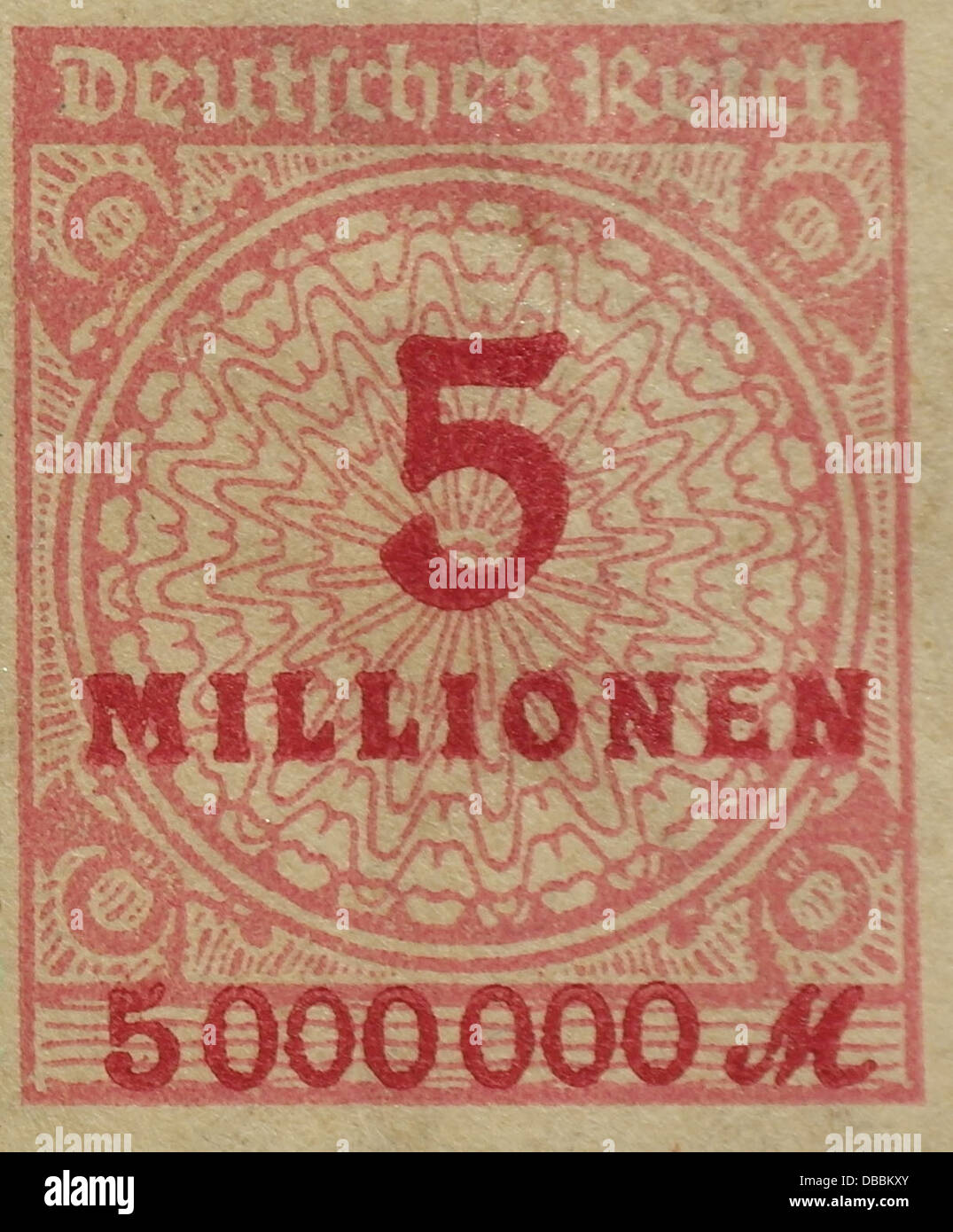 Rot 5 Millionen Mark Briefmarke aus dem Jahr 1923, wenn Hyperinflation der Weimarer Republik Deutschland betroffen Stockfoto