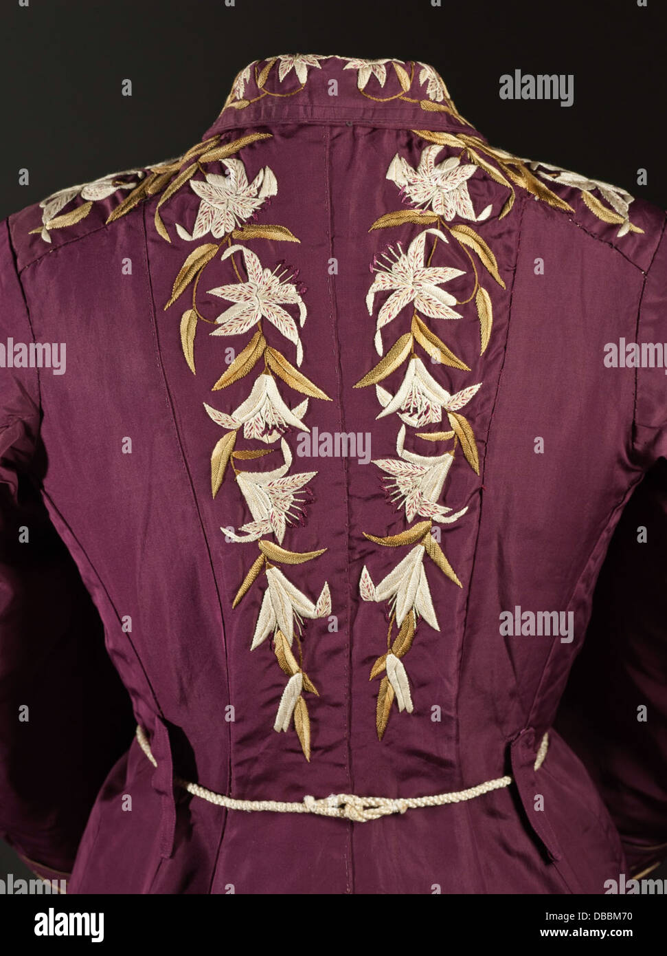 Dieser Bademantel für Damen ist aus feiner Baumwolle gefertigt und bestickt mit aufgestickten Details mit Spulenspitze, die die hochwertige Textil-Handwerkskunst demonstrieren. Es ist Teil der umfangreichen Kollektion historischer Mode von LACMA, die Trends der Damenmode aus einer früheren Ära widerspiegelt. Das Kleid zeigt künstlerische Liebe zum Detail und raffiniertes Design. Stockfoto