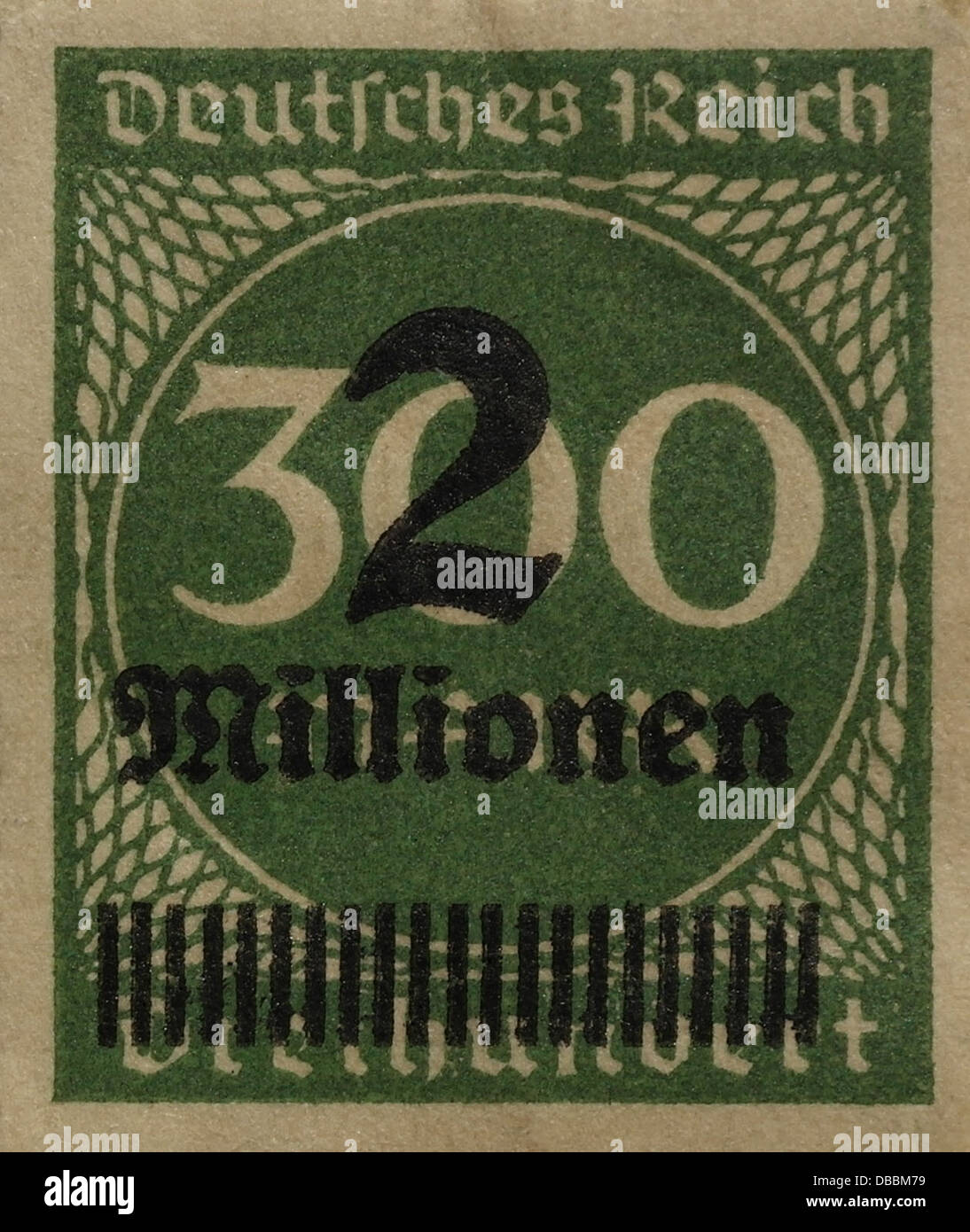 Grün 300 Marken Stempel, über gedruckte "2 Millionen", ab 1923 als Hyperinflation Afftected der Weimarer Republik, Deutschland Stockfoto