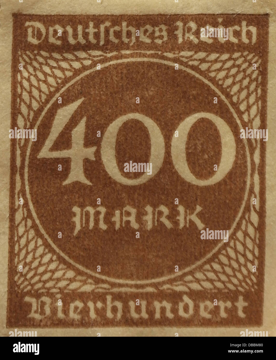 Braun 400 hundert Mark Briefmarke aus der Zeit 1921-24, wenn Hyperinflation der Weimarer Republik Deutschland betroffen Stockfoto