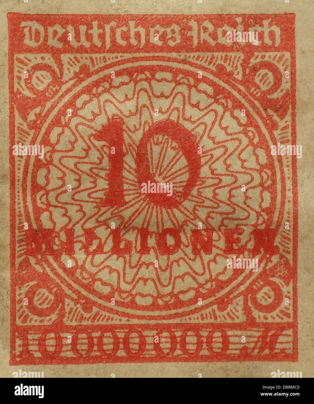 Rot 10 Millionen Mark Briefmarke aus dem Jahr 1923, wenn Hyperinflation der Weimarer Republik Deutschland betroffen Stockfoto