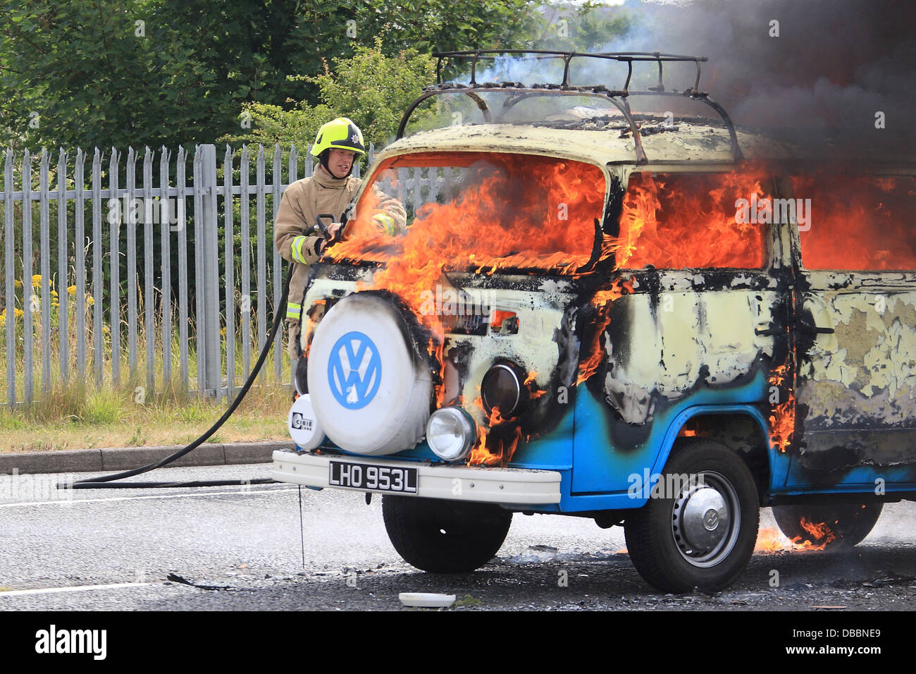 Ein 70er Jahre Volkswagen Camper Van ist durch einen Brand North Weald Airfield am Samstag, den 27. Juli zerstört. Stockfoto