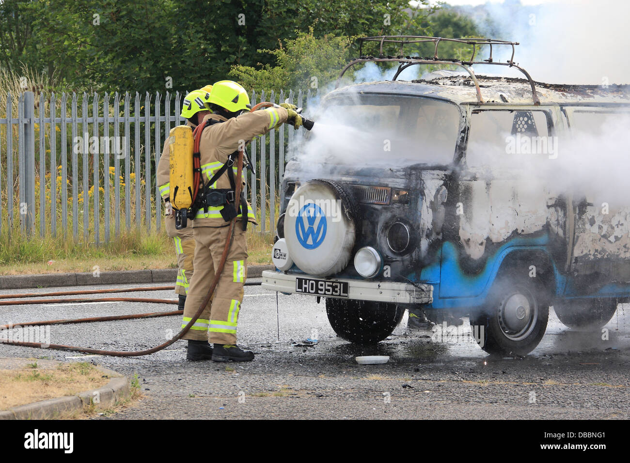 Ein 70er Jahre Volkswagen Camper Van ist durch einen Brand North Weald Airfield am Samstag, den 27. Juli zerstört. Stockfoto