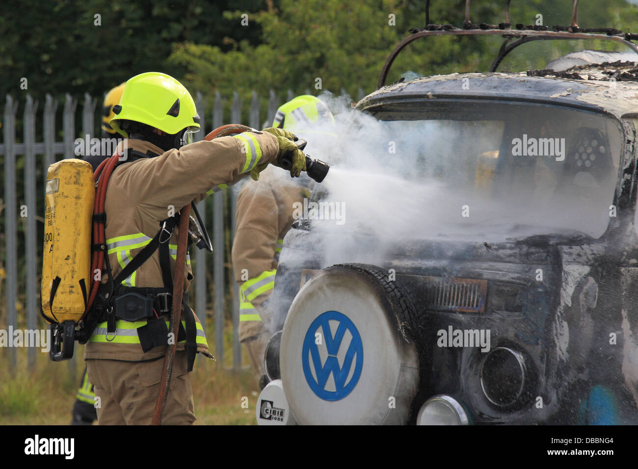 Ein 70er Jahre Volkswagen Camper Van ist durch einen Brand North Weald Airfield am Samstag, den 27. Juli zerstört. Stockfoto