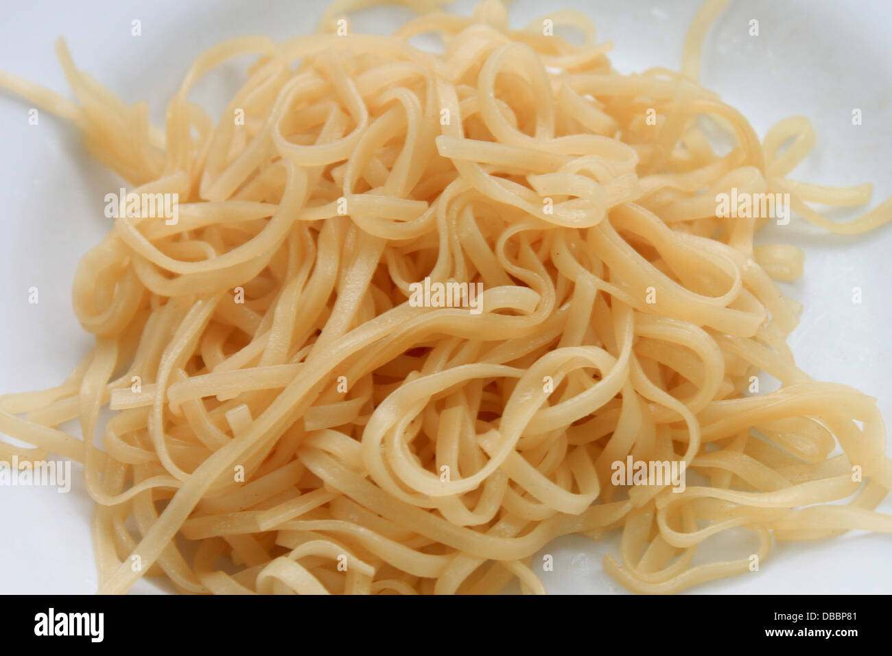 Die chinesischen Nudeln mit Sauce nach gekocht. Stockfoto