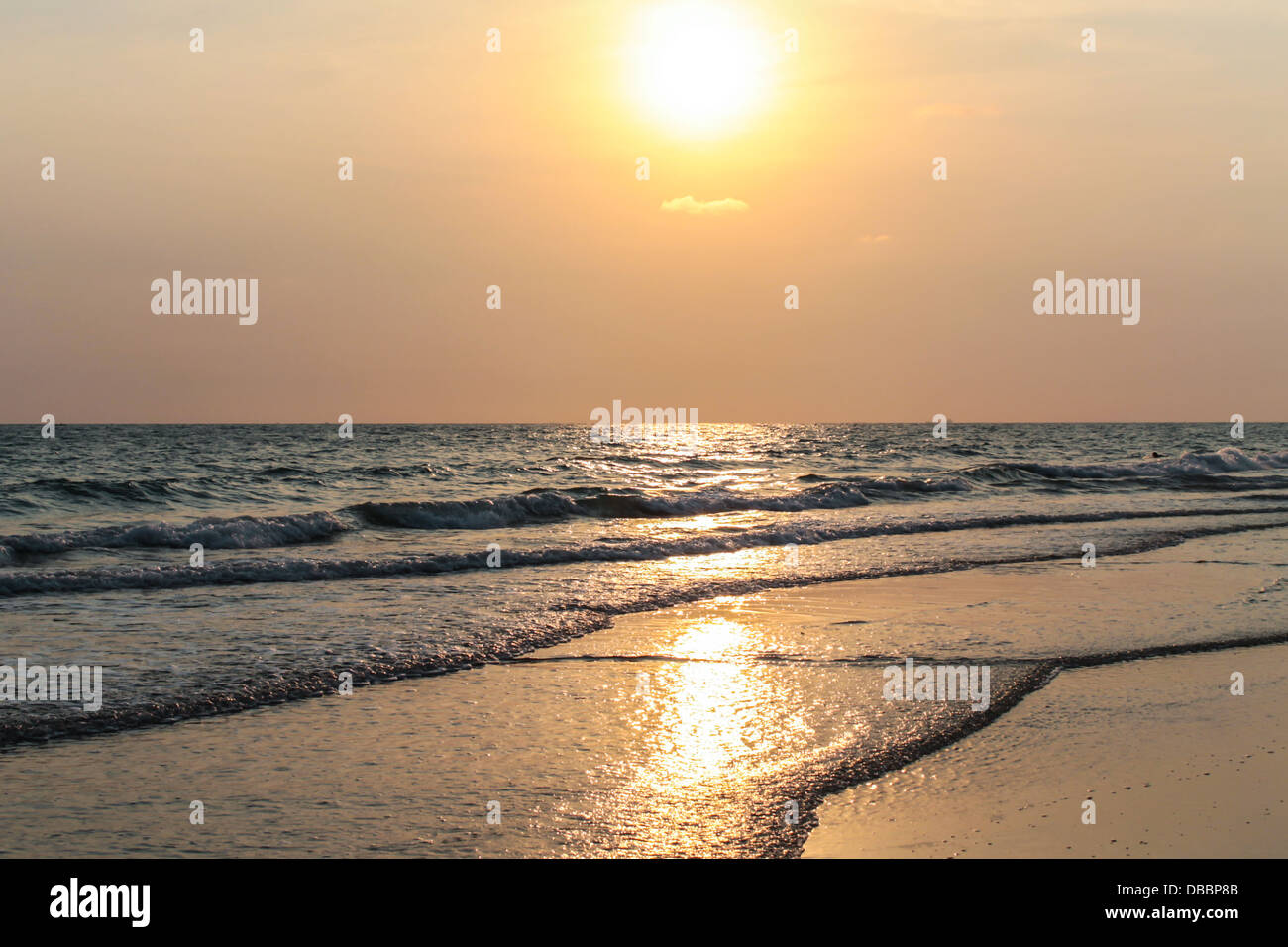 Schönen Abend Landschaft Meer mit Sonnenuntergang, Rayong Thailand Stockfoto