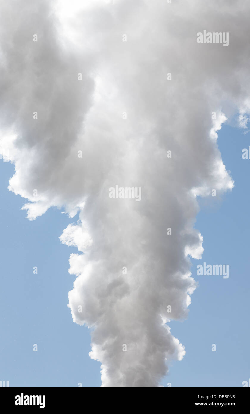 Große Menge an Rauch aufsteigen Stockfoto