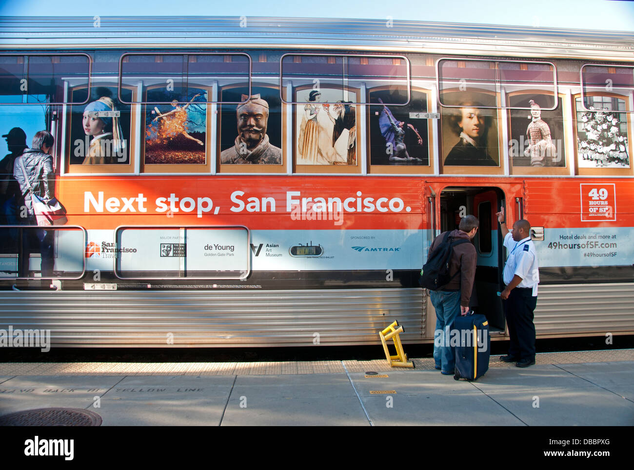 Ein Auto auf Amtraks Coast Starlight steckt als San Francisco Cable Car, boarding am Jack London Square in Oakland, Kalifornien Stockfoto