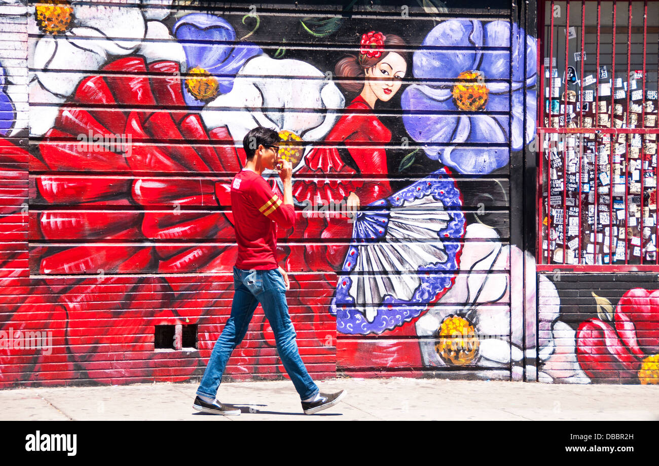 Junge vorbeigehen Wandbild in San Franciscos Mission District Stockfoto