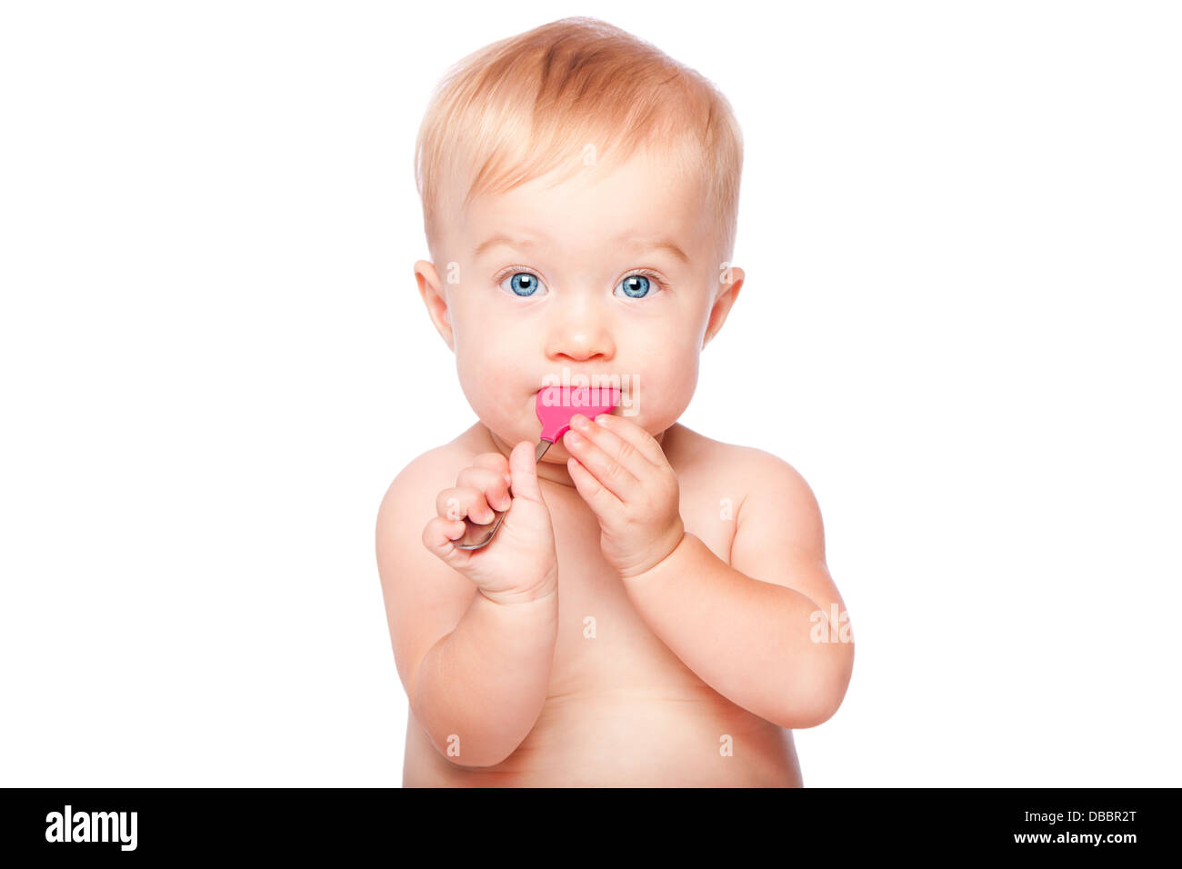 Niedliche liebenswert Säugling Baby mit Nahrung Löffel im Mund Essen und blauen Augen, isoliert. Stockfoto