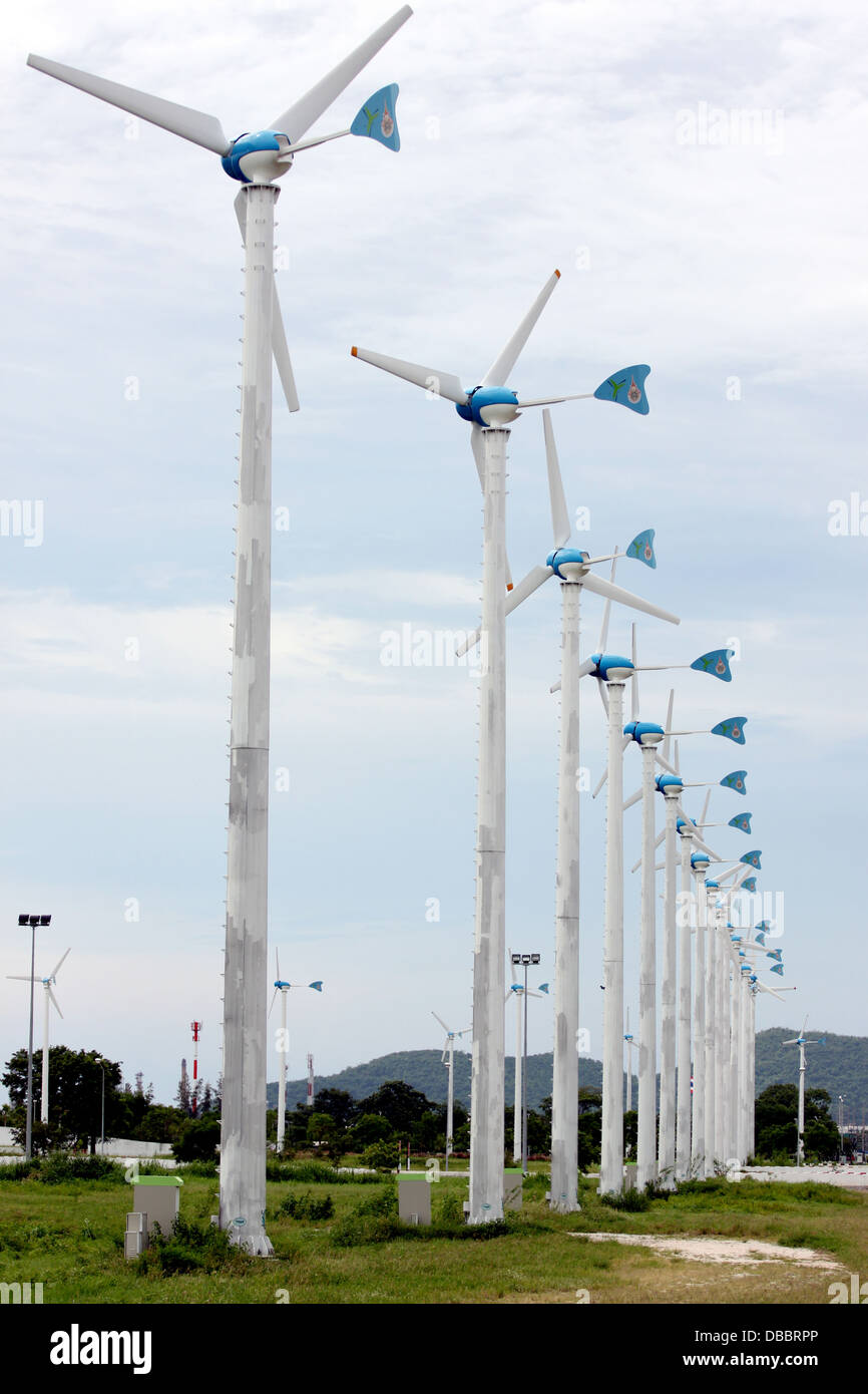 Windräder erzeugen Strom in den Hafen. Stockfoto