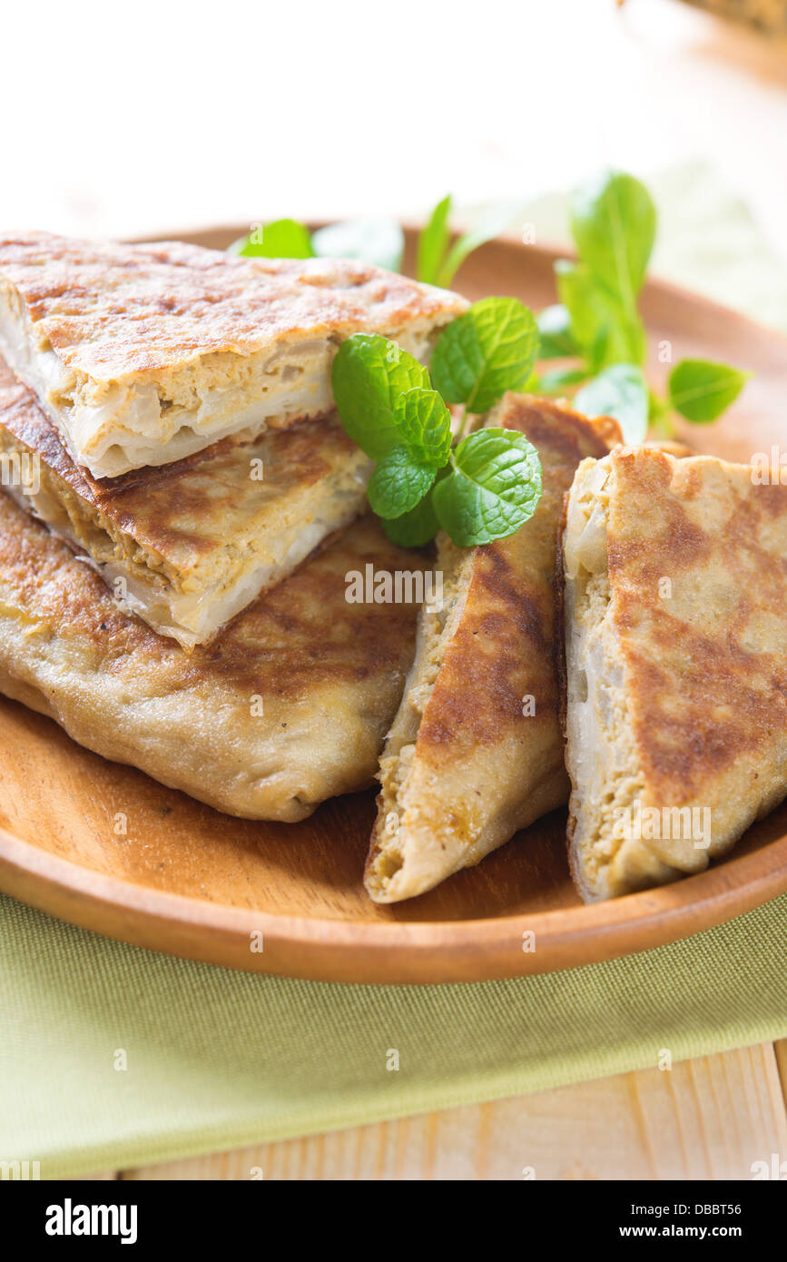 Gefüllte Pfannkuchen oder gebratenem Brot, Martabak oder Murtabak, auch mutabbaq Stockfoto