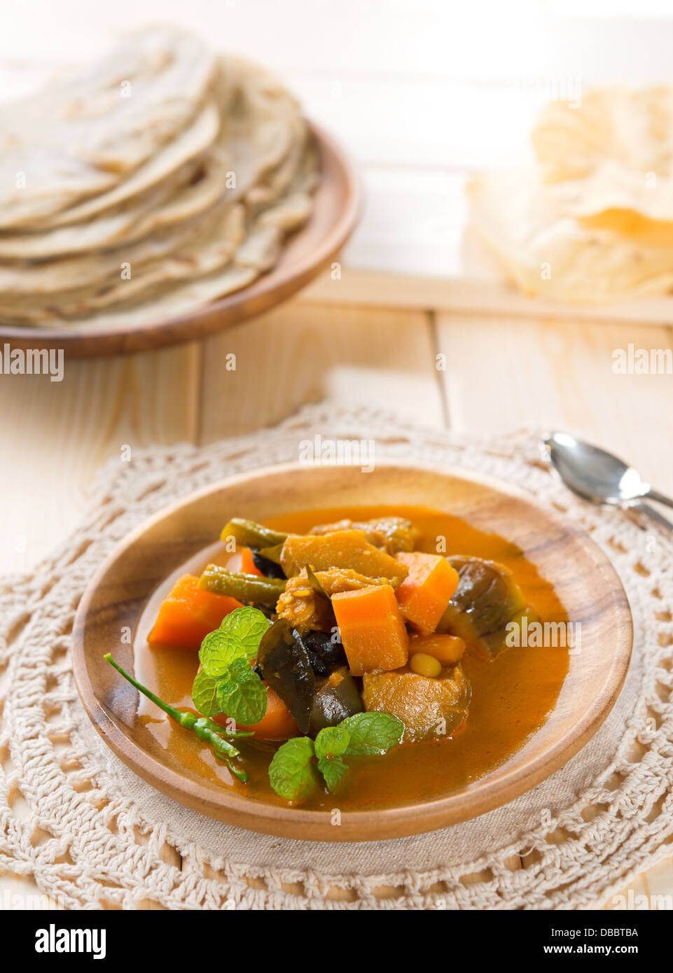Gemüsecurry Dhal, Chapatti Roti oder Fladenbrot und Papadom. Indisches Essen am Esstisch. Stockfoto