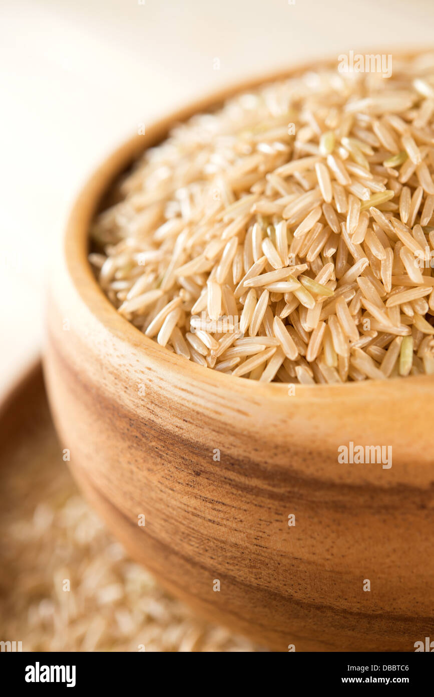 Nahaufnahme von Indien rohen Bio Basmati Naturreis in Holzschale Stockfoto