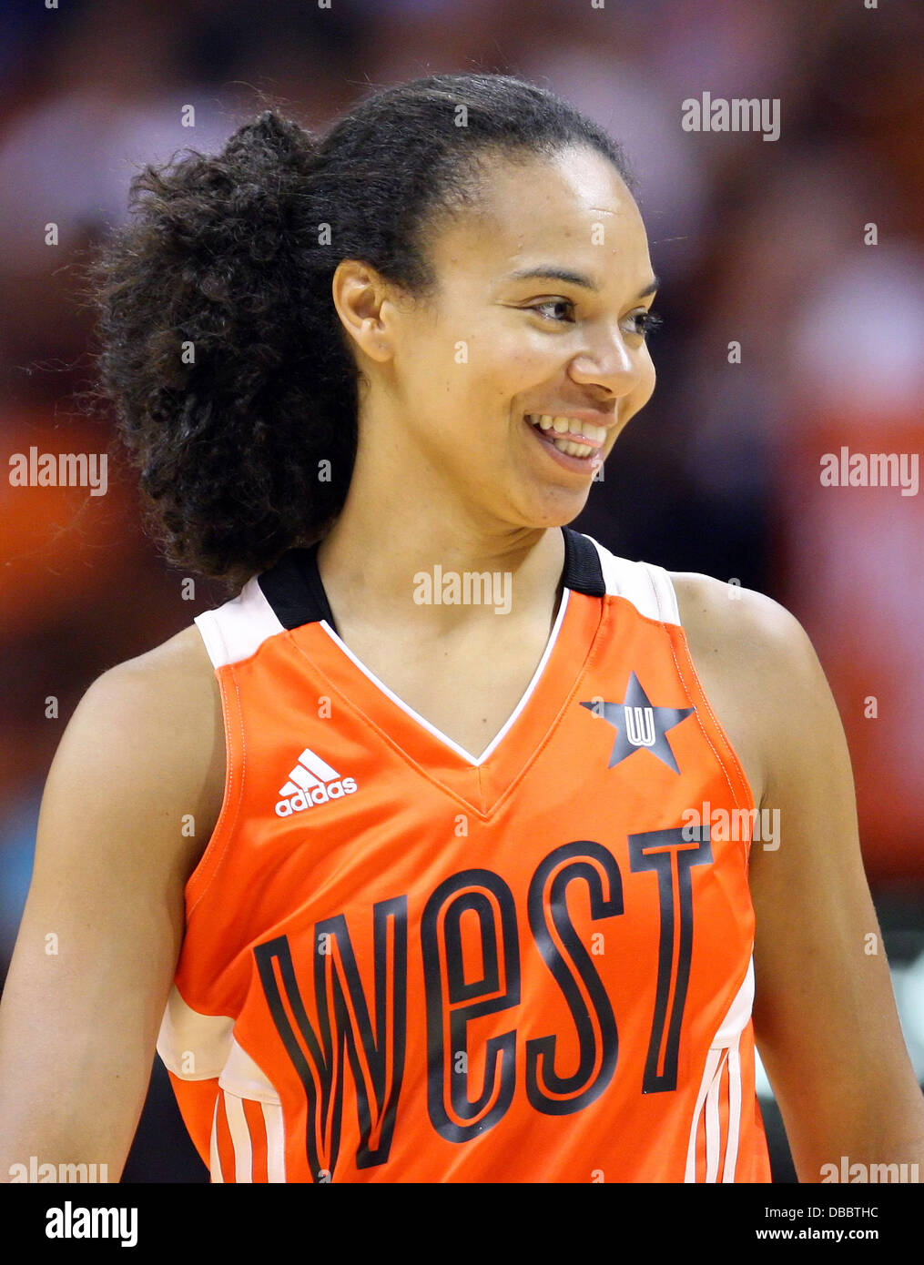 Uncasville, Connecticut, USA. 27. Juli 2013. Western Conference bewachen Kristi Toliver (20) von den Los Angeles Sparks Lächeln während des 2013 WNBA All-Star-Spiels im Mohegan Sun Arena. Der Western Conference besiegte im Osten 102 / 98. Anthony Nesmith/CSM/Alamy Live-Nachrichten Stockfoto