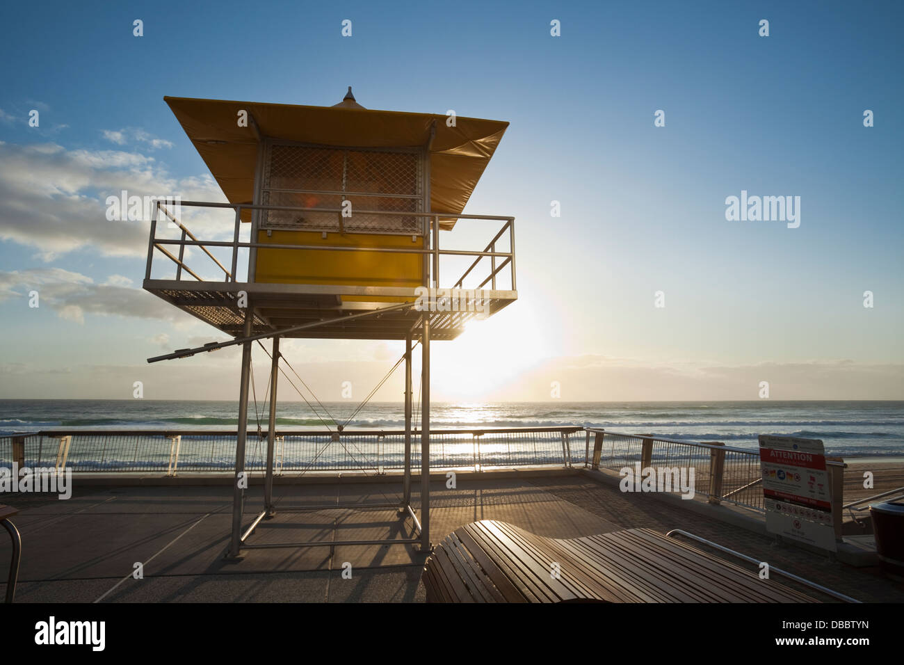 Rettungsschwimmer-Turm mit Blick auf den Strand von Surfers Paradise, Gold Coast, Queensland, Australien Stockfoto