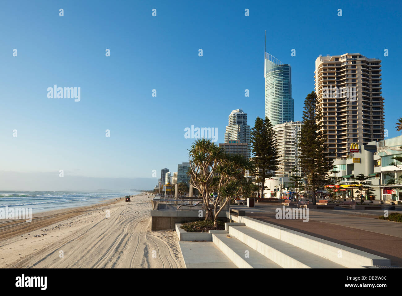 Blick entlang der Promenade an der Goldküste. Gold Coast, Queensland, Australien Stockfoto