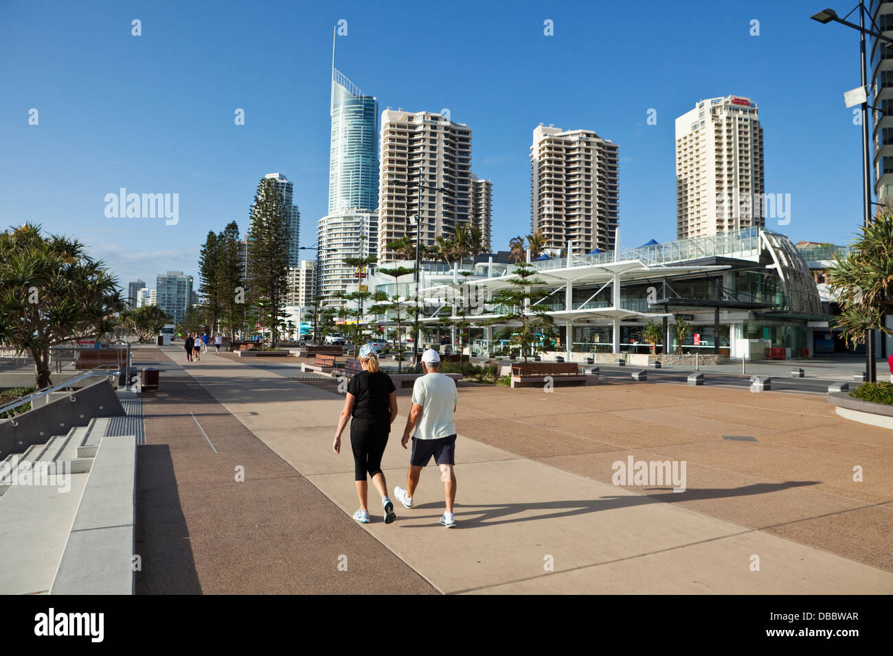 Paar zu Fuß entlang der Promenade. Surfers Paradise, Gold Coast, Queensland, Australien Stockfoto