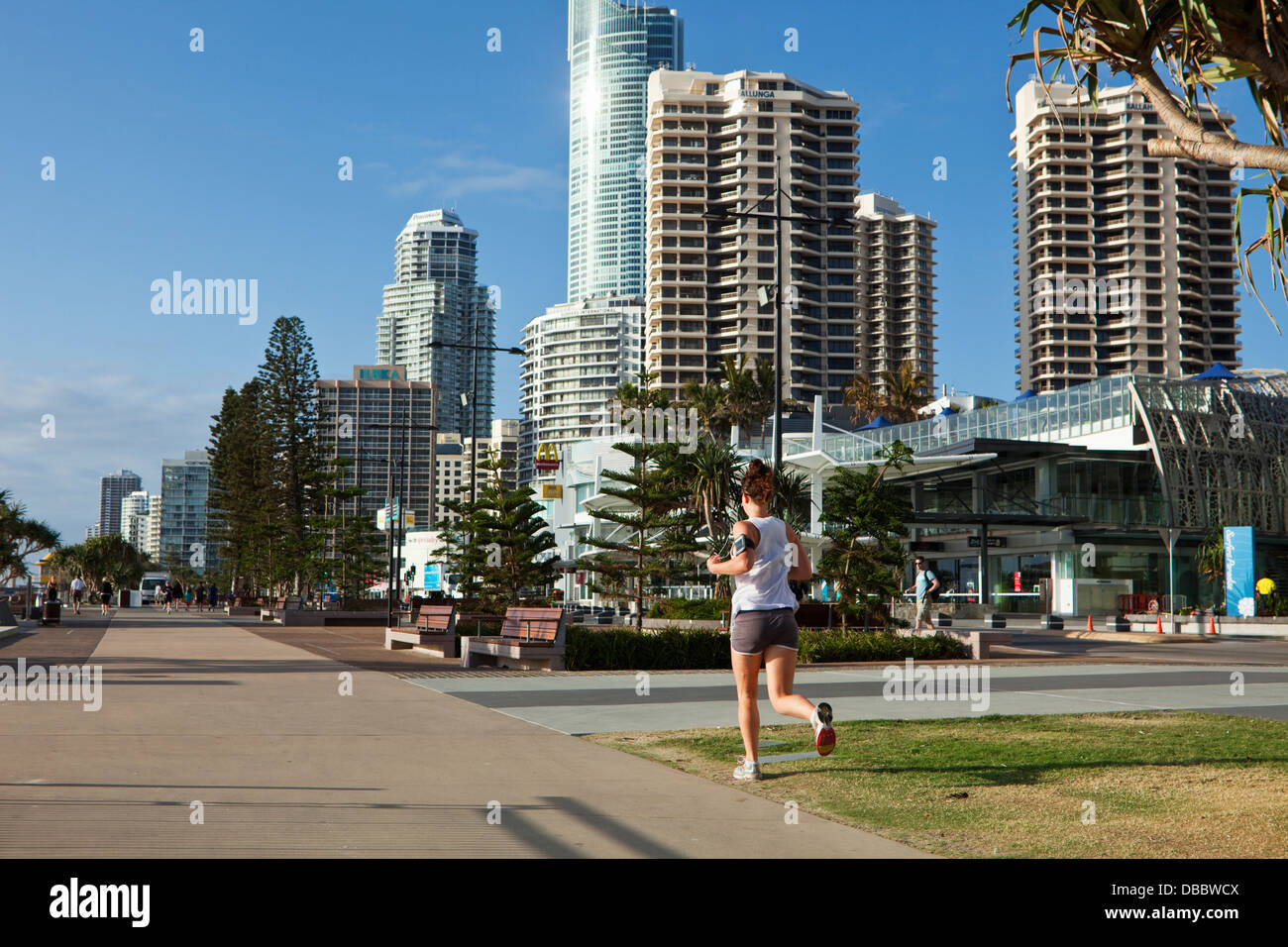 Frau, die Promenade entlang joggen. Surfers Paradise, Gold Coast, Queensland, Australien Stockfoto