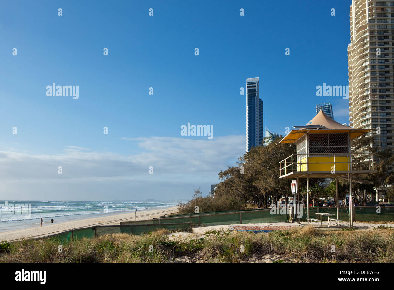 Rettungsschwimmer-Turm mit Blick auf den Strand von Surfers Paradise, Gold Coast, Queensland, Australien Stockfoto