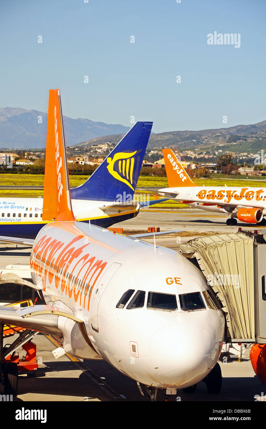 EasyJet Airbus A319 verbunden mit einem Airbridge und Ryanair Boeing 737-800 an der hinteren, Flughafen Malaga, Spanien. Stockfoto