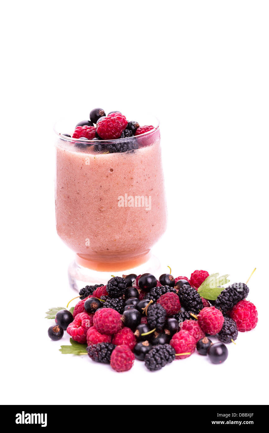Frische Beeren-Smoothie isoliert auf weiss. Gesunde Ernährung-Konzept Stockfoto