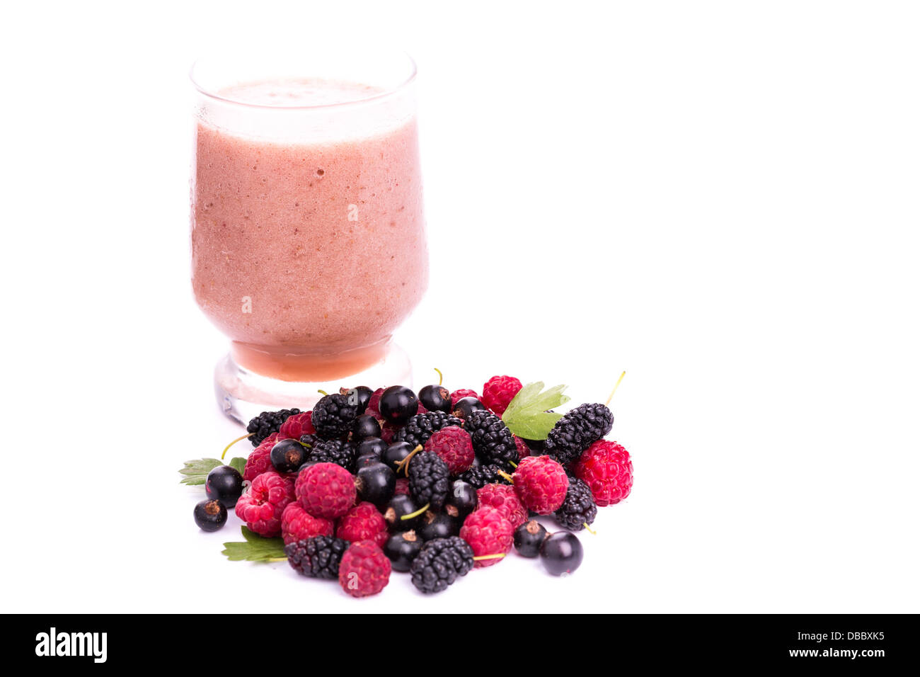 Frische Beeren-Smoothie isoliert auf weiss. Gesunde Ernährung-Konzept Stockfoto