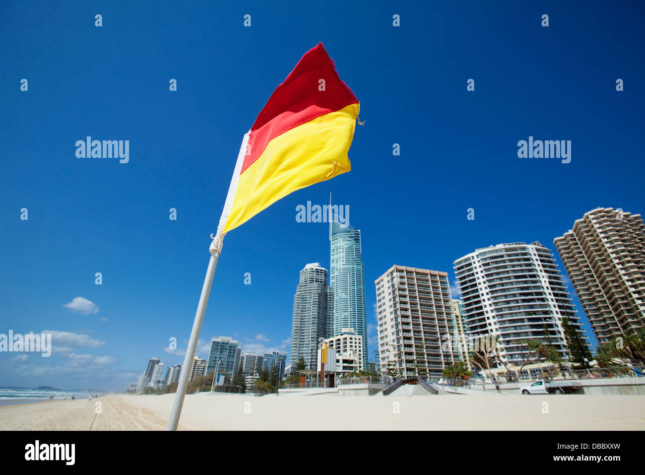Surf Lifesaving Fahne mit Skyline der Stadt im Hintergrund. Surfers Paradise, Gold Coast, Queensland, Australien Stockfoto