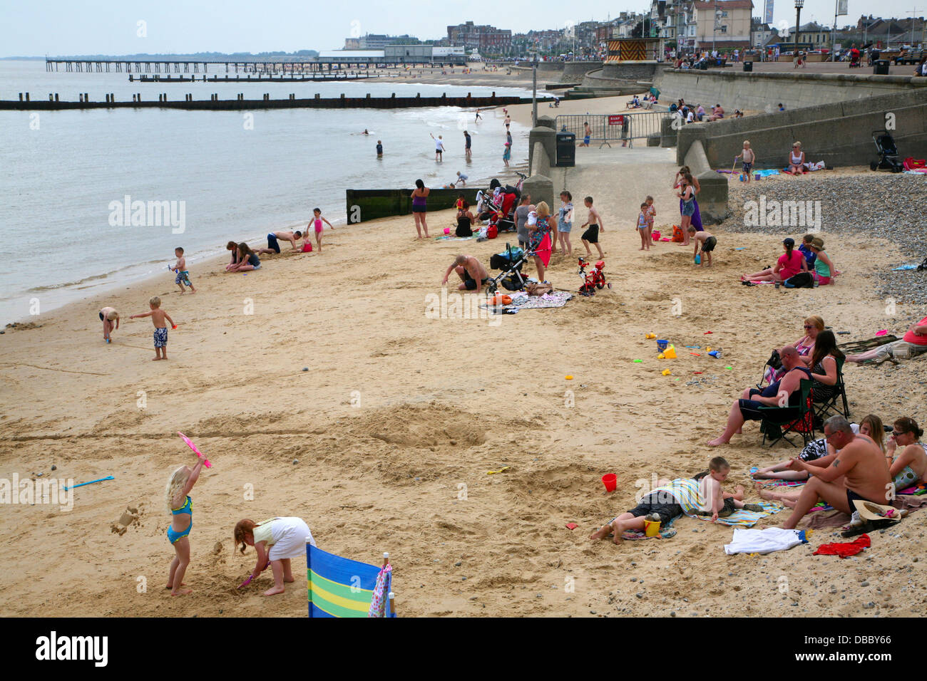 Menschen am Sandstrand am Meer Strand Lowestoft Suffolk England Stockfoto