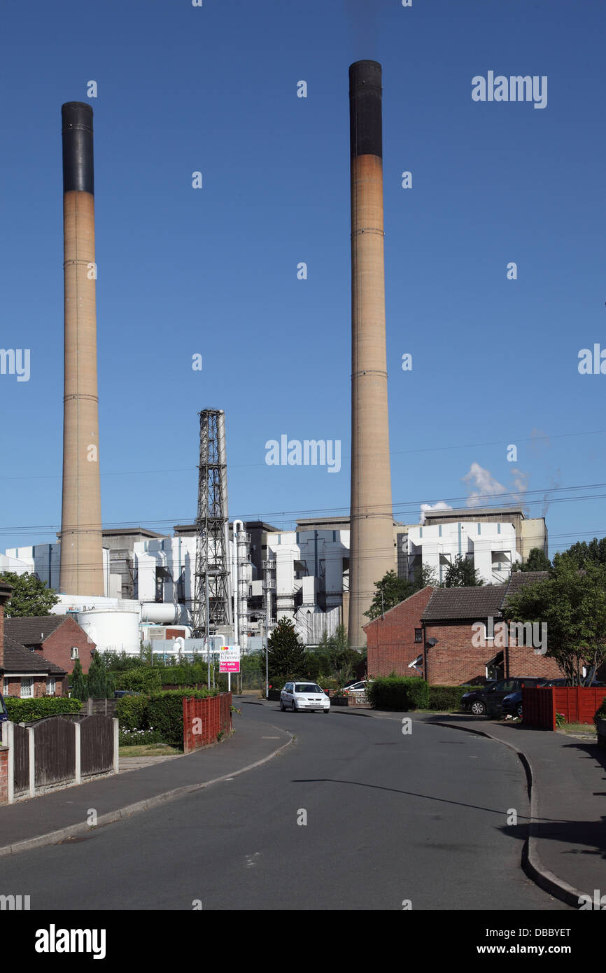 Eine Wohnstraße von 198m hohen Schornsteine von Ferrybridge C-Kraftwerk in West Yorkshire, Großbritannien überschattet. Stockfoto