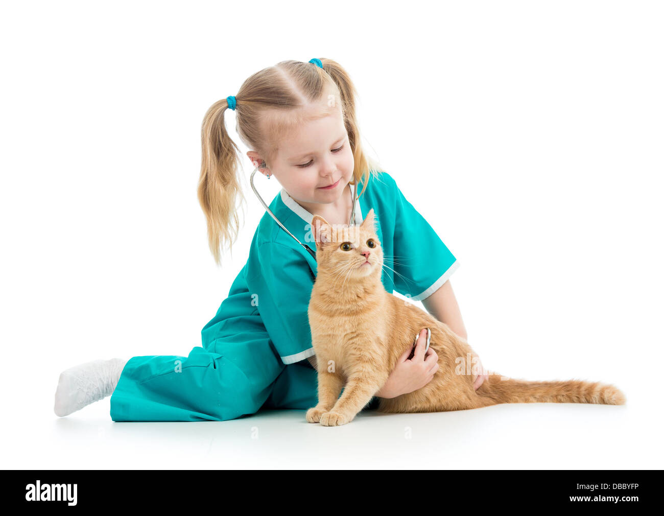 Kind Mädchen spielen Arzt mit Katze isoliert Stockfoto