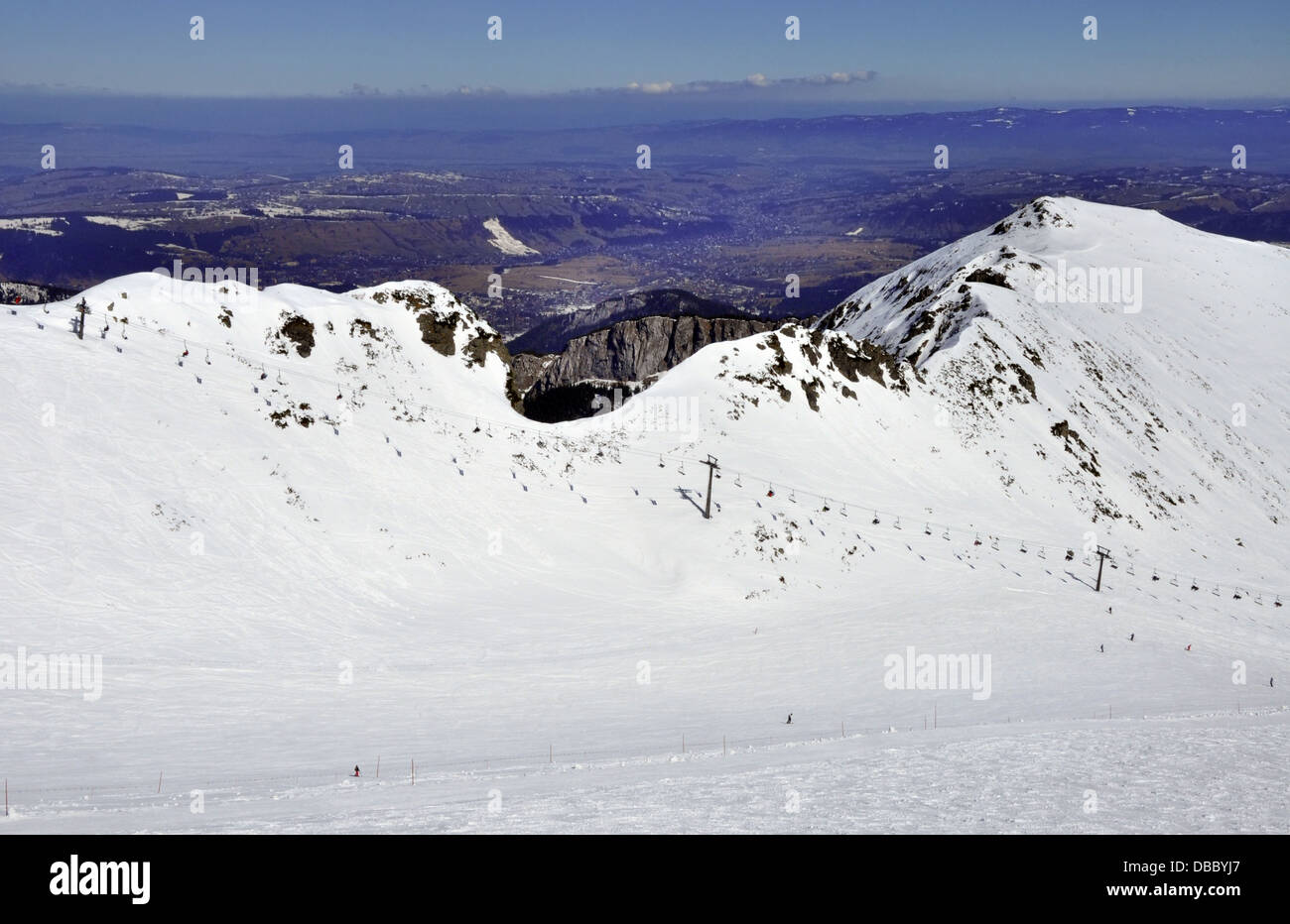 Skipisten und Sessellift auf Hala Gasienicowa im Tatra-Gebirge in Polen mit dem Blick auf Skigebiet Zakopane und Podhale region Stockfoto