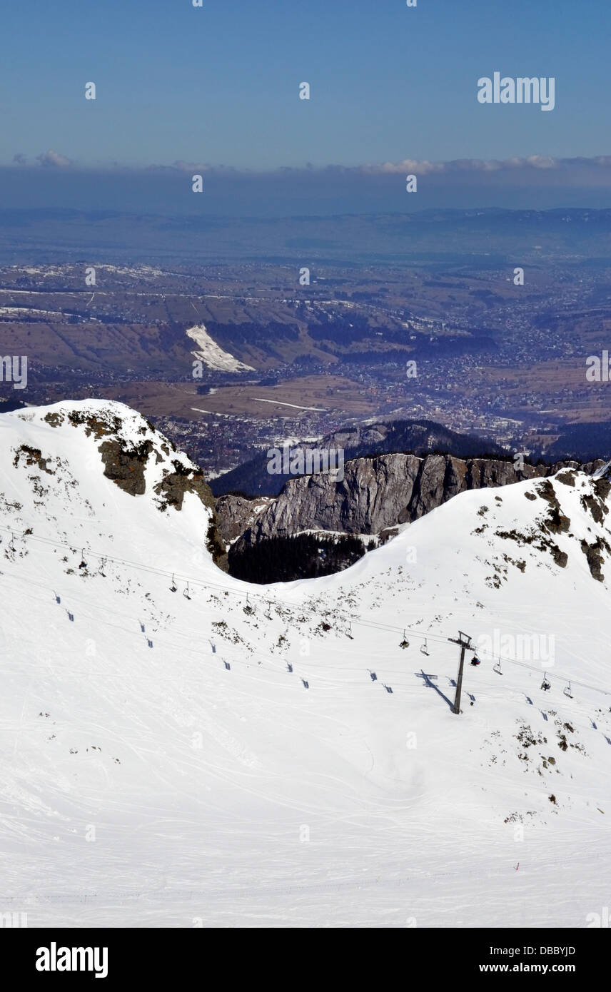 Skipisten und Sesselbahn im Tatra-Gebirge in Polen mit den weit Blick auf Skigebiet Zakopane und Podhale region Stockfoto