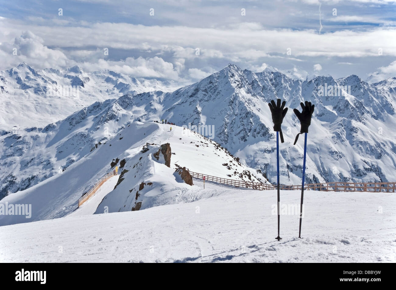 Skistöcke mit Handschuhen an der Spitze der Gaislachkogel in Sölden im Ötztal Alpen in Tirol, Österreich Stockfoto