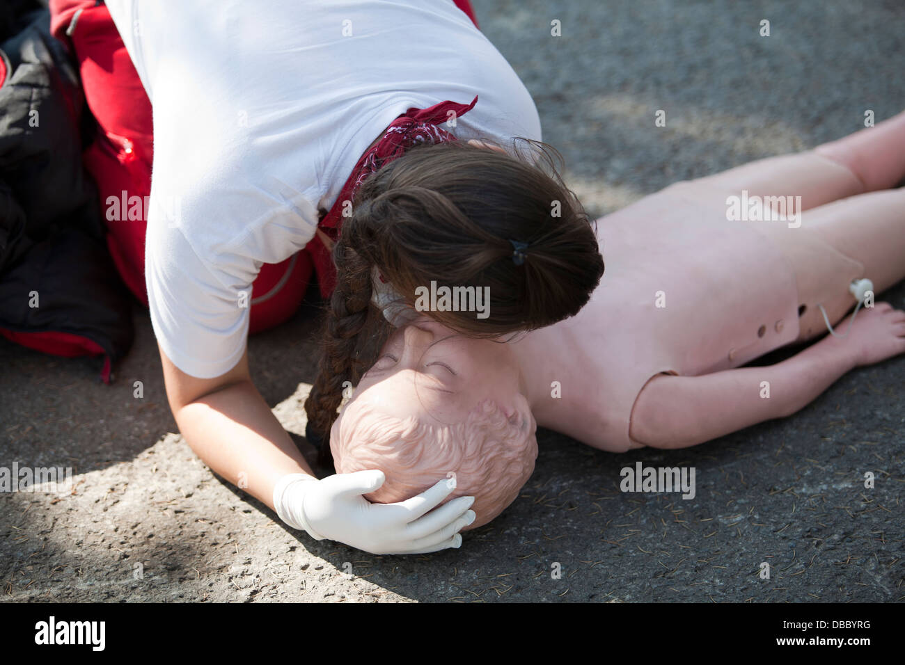 CPR-Praktiker Airways an Dummy Prüfung Stockfoto