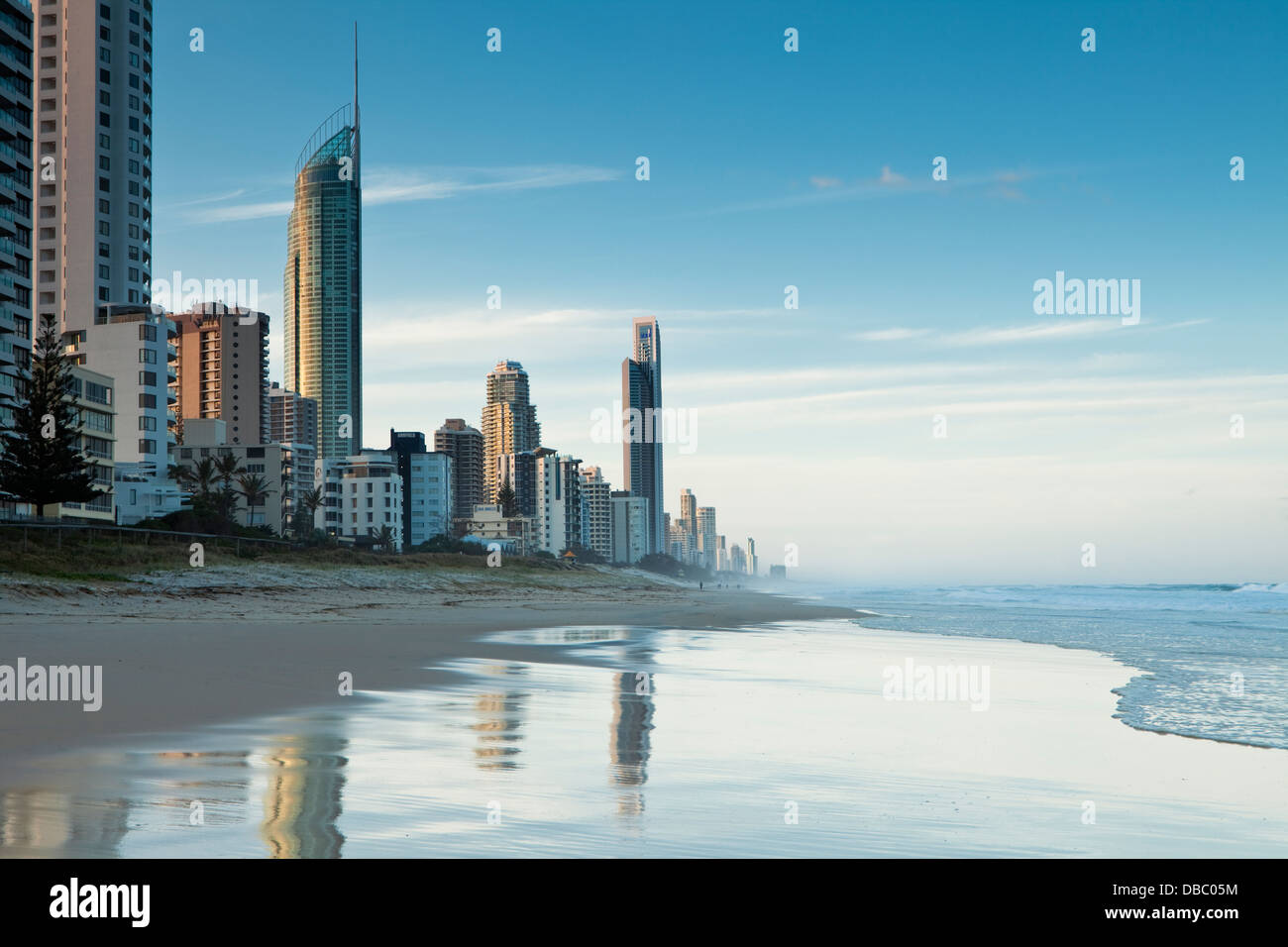 Blick entlang der Strand von Surfers Paradise bei Sonnenuntergang. Gold Coast, Queensland, Australien Stockfoto