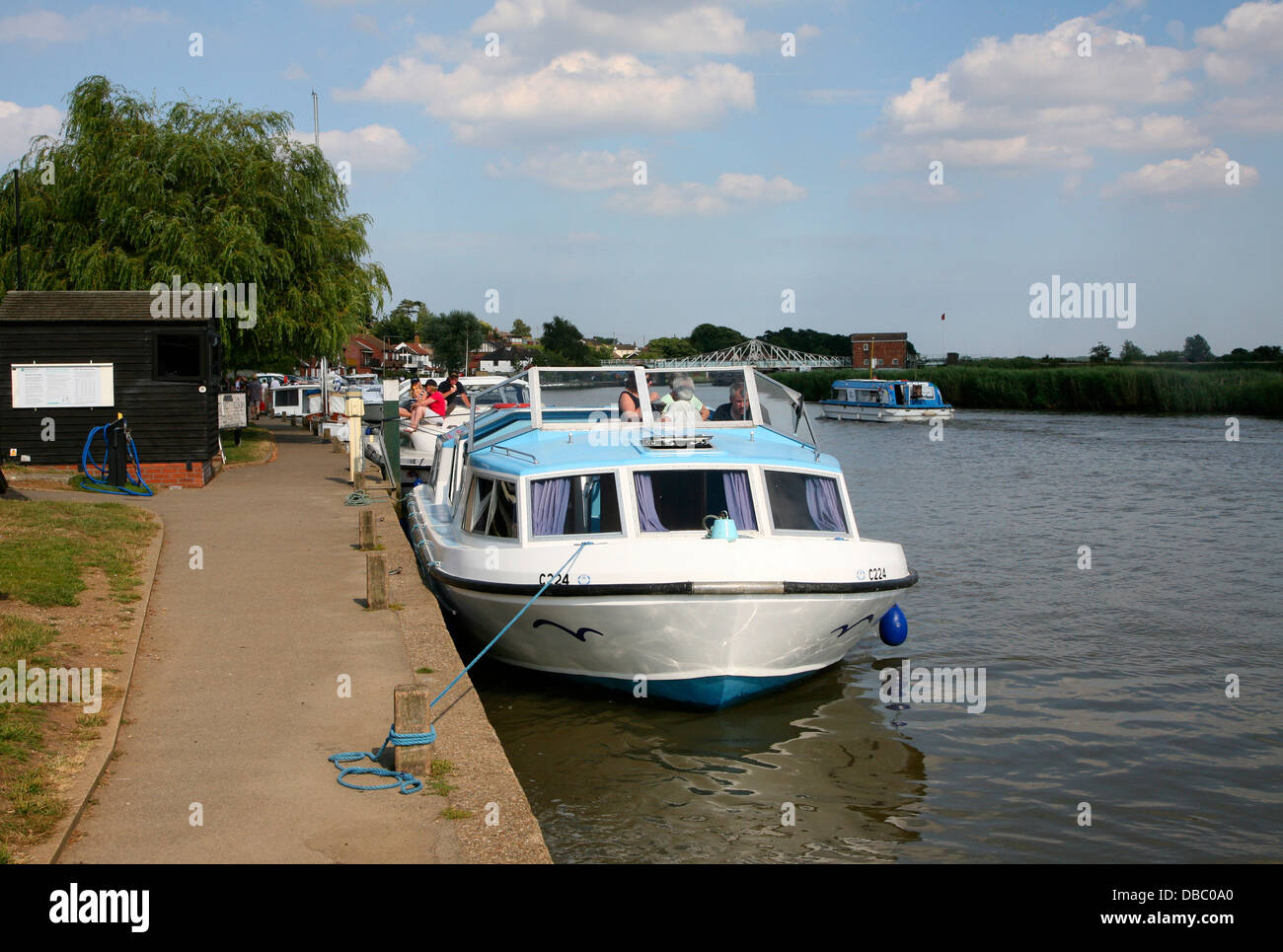 Boote auf dem Fluss Yare am Reedham Quay Norfolk England Stockfoto