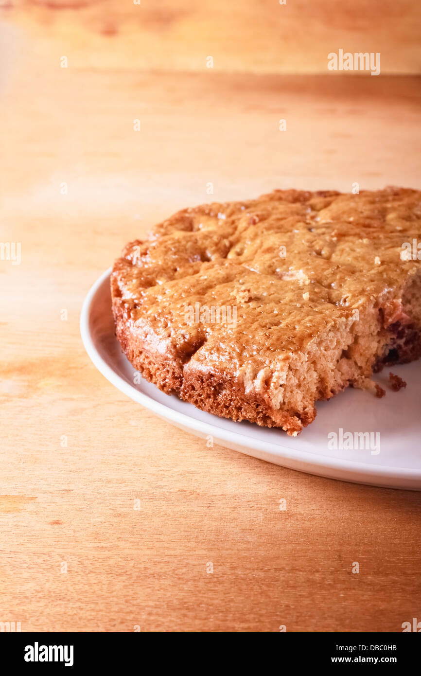 Hausgemachte Kuchen mit geschnittenen Stück auf einem Holztisch Stockfoto