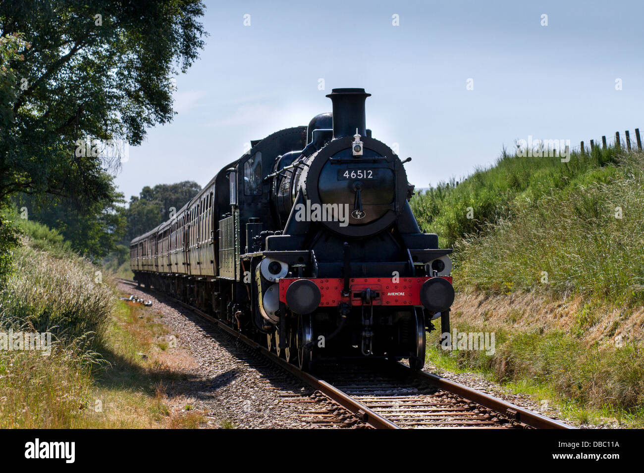 1952 Train Swindon-gebaute Lokomotive „E V Cooper Engineer“ 46512, ein Ivatt Class 2 2-6-0 Vintage Steam Train, Speyside Railway, Aviemore, Schottland, UK Stockfoto