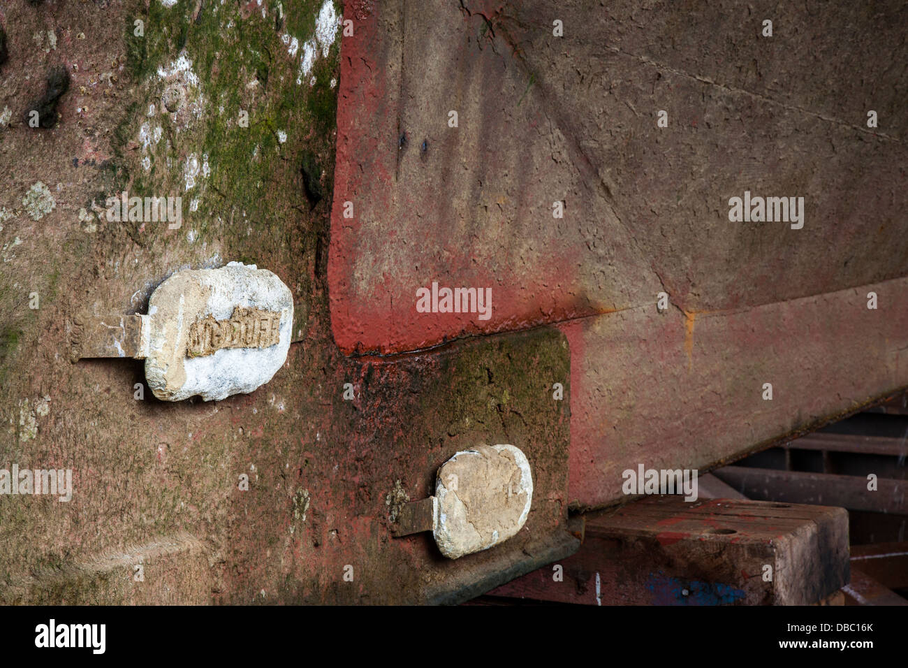 Zincs Ship Reparaturwerft Macduff, North East Scotland UK   Opfer Zinkanode auf lackierten geschweißt, korrodierte Propeller Gehäuse. Stockfoto